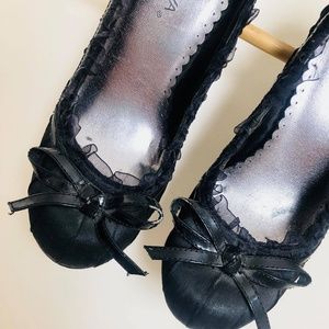 Wild Diva Size 6 Black Heels with Bow